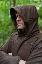 Lade das Bild in den Galerie-Viewer, Dank des innovativen Aqua-Stop-Finishs sowie der abnehmbaren, dicht mit dem Kragen abschließenden Kapuze schützt die Jacke auch an regnerischen Tagen zuverlässig vor Wind und Wetter.