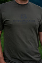 Lade das Bild in den Galerie-Viewer, Logo T-Shirt oliv