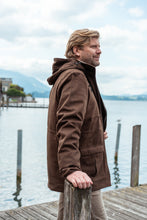 Lade das Bild in den Galerie-Viewer, Die hochwertige Lodenjacke von Ostermayer Jagd ist extrem robust, angenehm weich und federleicht zu tragen. Dank des innovativen Aqua-Stop-Finishs sowie der abnehmbaren, dicht mit dem Kragen abschließenden Kapuze schützt die Jacke auch an regnerischen Tagen zuverlässig vor Wind und Wetter.