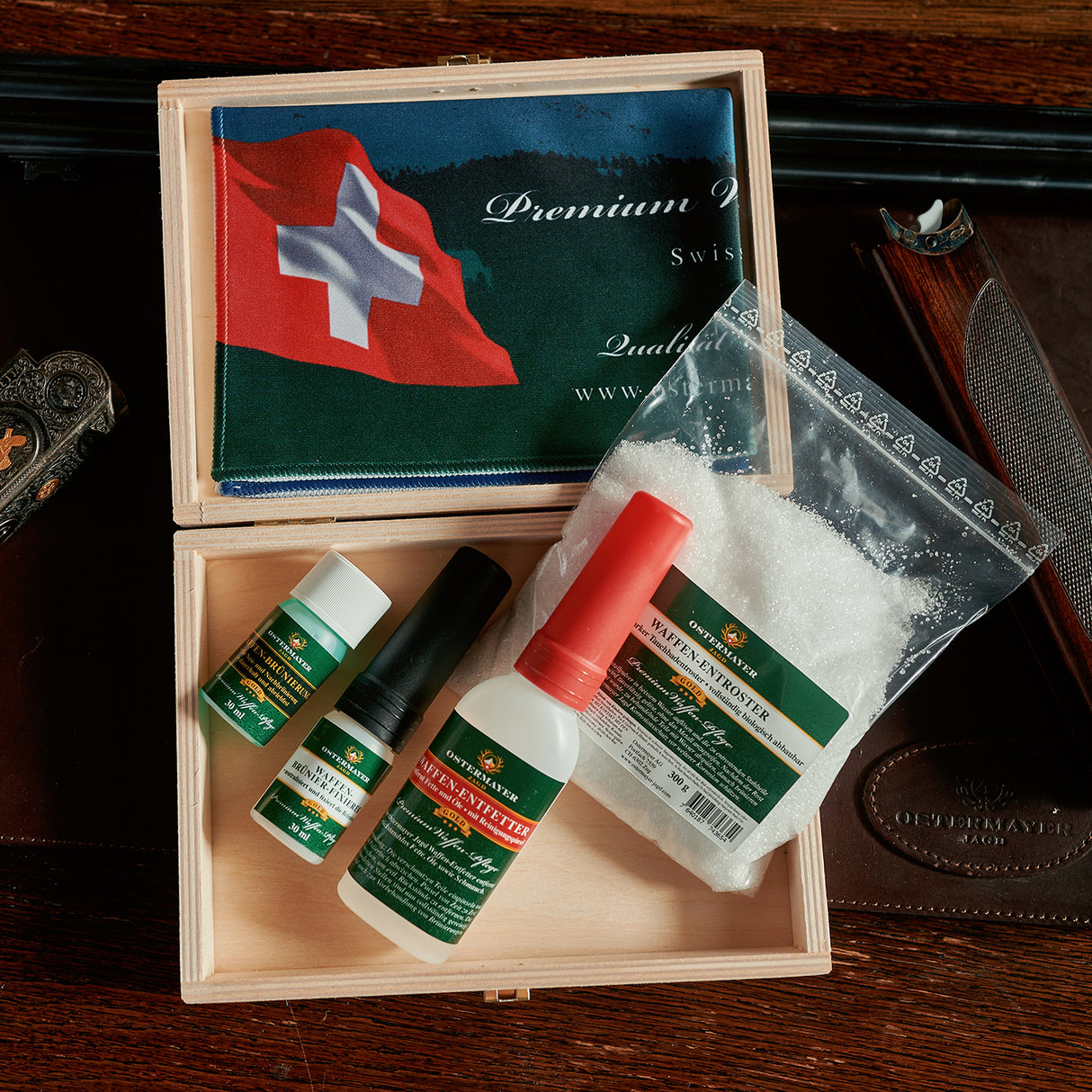 Waffenrestaurations-Set von Ostermayer Jagd. Mit Waffen-Entfetter, Waffen-Entroster, Waffen-Brünierung, Waffen-Brünier-Fixierer und Waffenreinigungs-Tuch aus Mikrofaser