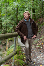 Lade das Bild in den Galerie-Viewer, Lautlos, wetterfest und ganzjährig im Revier im Einsatz. Entdecke die herausragende Lodenjacke von Ostermayer Jagd.