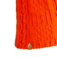 Lade das Bild in den Galerie-Viewer, Schal aus 100% Merino – Signalorange