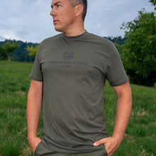 Lade das Bild in den Galerie-Viewer, Logo T-Shirt oliv