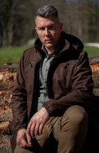 Lade das Bild in den Galerie-Viewer, Lodenjacke Hubi von Ostermayer Jagd mit durchdachten Details für die Jagdpraxis.
