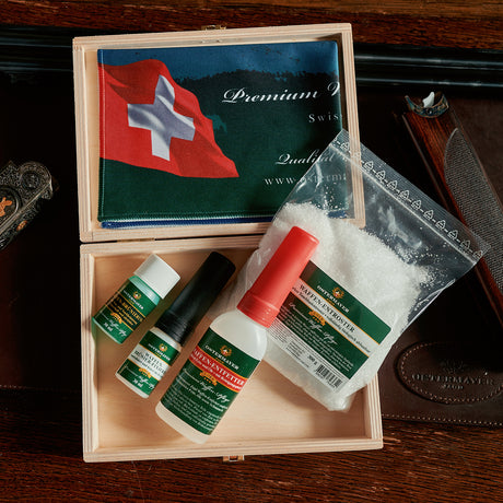 Waffenrestaurations-Set von Ostermayer Jagd. Mit Waffen-Entfetter, Waffen-Entroster, Waffen-Brünierung, Waffen-Brünier-Fixierer und Waffenreinigungs-Tuch aus Mikrofaser