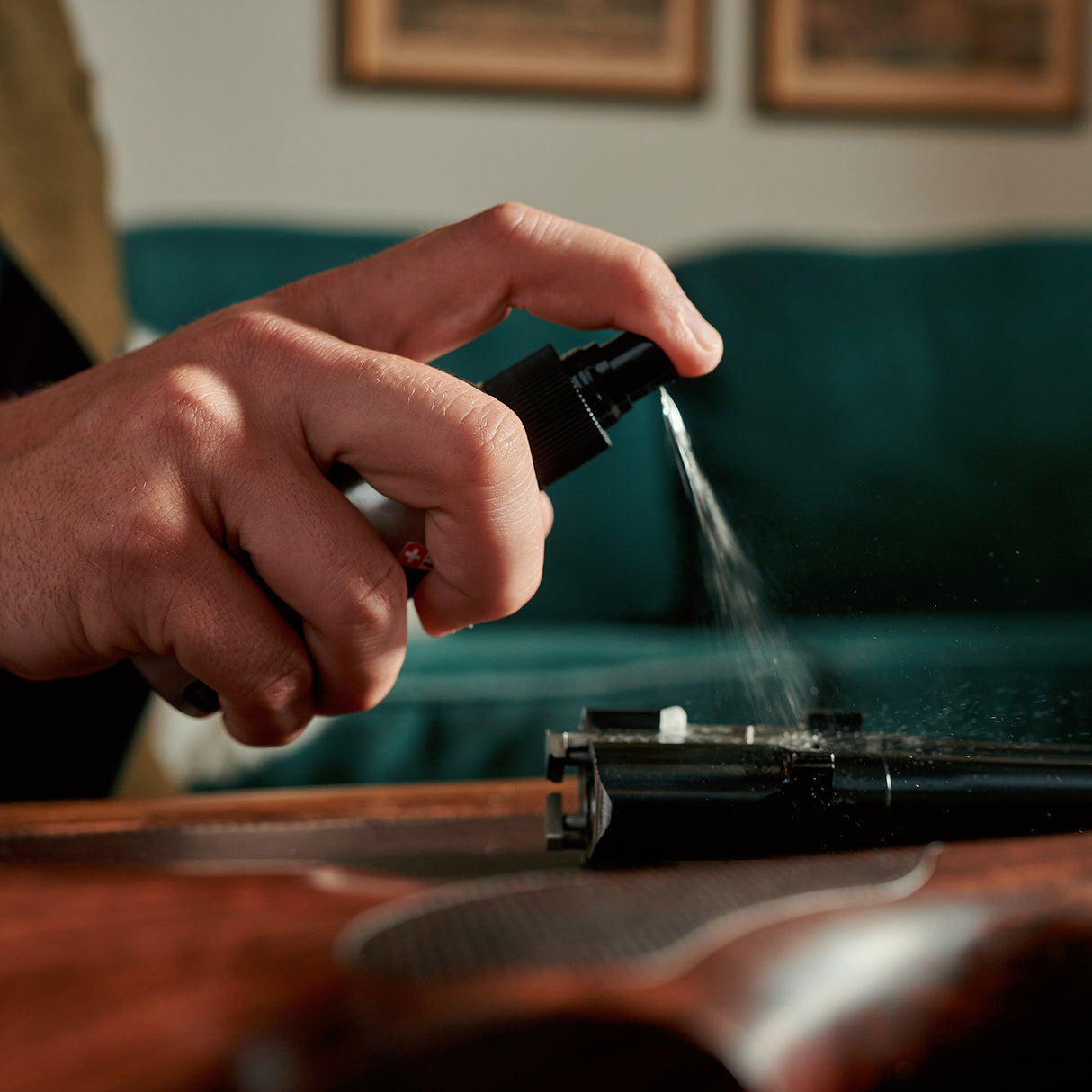 Waffenpflegeöl als Spray im praktischen Pumpzerstäuber