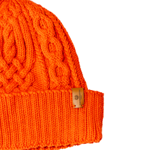 Lade das Bild in den Galerie-Viewer, Mütze aus 100% Merino Signarorange
