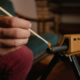 Waffenfett wird vorsichtig auf Gewehrlauf gepinselt